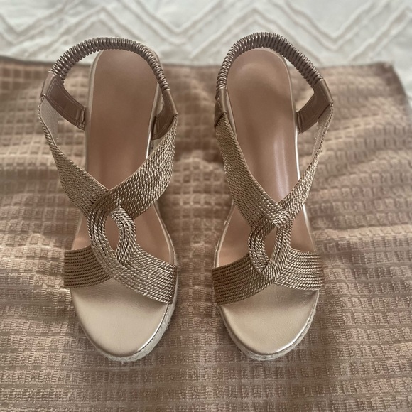 Elegant Gold Strappy Women's Sandals - Picture 1 of 3